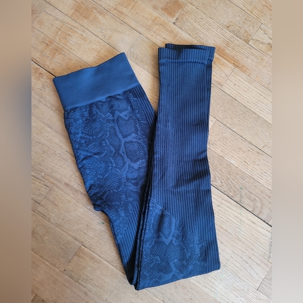 NIKIBIKI Snake Print Seamless Leggings - Picture 5 of 8